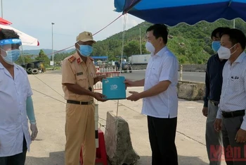 Chủ tịch UBND tỉnh Phú Yên Trần Hữu Thế trao tặng điện thoại thông minh cho chốt kiểm soát Covid-19 trên tuyến quốc lộ 1A tại Hảo Sơn, thị xã Đông Hòa để người dân thực hiện khai báo y tế bằng QR Code.