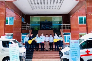 Lãnh đạo TP Đà Nẵng và các bệnh viện tiếp nhận 2 xe cứu thương do VietinBank hỗ trợ.