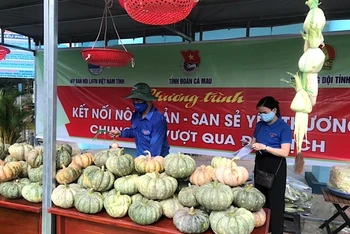 Giang hàng “giải cứu” nông sản tại Tỉnh đoàn Cà Mau bán sạchhàng trong ngày 10/8.