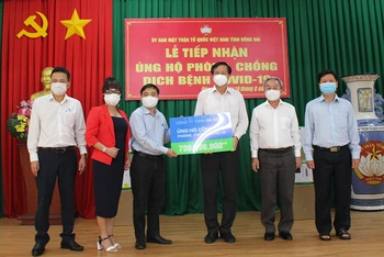 Đại diện Ủy ban Mặt trận Tổ quốc Việt Nam tỉnh Đồng Nai tiếp nhận trang thiết bị y tế phòng, chống dịch từ Công ty TNHH De Heus Việt Nam trao tặng.