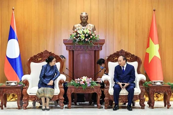 Chủ tịch nước Nguyễn Xuân Phúc tiếp Phó Chủ tịch nước Lào Pany Yathotou. (Ảnh: TTXVN)