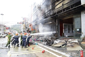 Lực lượng cứu hộ dập tắt đám cháy, không để lây lan ra diện rộng.