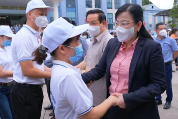 Bí thư Tỉnh ủy Thái Nguyên Nguyễn Thanh Hải động viên cán bộ y tế vào niềm nam hỗ trợ chống dịch.