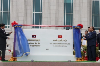 Lãnh đạo Việt Nam và Lào tại lễ mở tấm biển ghi nhớ công trình Nhà Quốc hội Lào mới ngày 10/8.