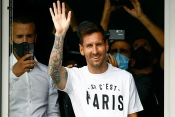 Lionel Messi vẫy tay chào người hâm mộ khi đặt chân đến Paris. (Ảnh: france24) 