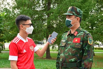 Đại tá Phan Hải Long, Đội trưởng đội tuyển Xe tăng Việt Nam tham gia Army Games 2021 (bên phải) trả lời phỏng vấn phóng viên Báo Nhân Dân tại Moskva, Liên bang Nga.