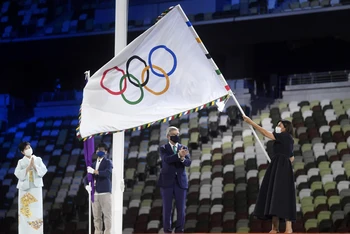 Lá cờ Olympic được trao cho đại diện của Paris trong lễ bế mạc Olympic Tokyo 2020. (Ảnh: Reuters)