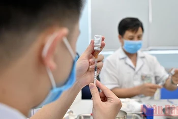 Tiêm vaccine phòng Covid-19 ở Hà Nội (Ảnh: Duy Linh).