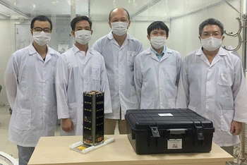 Các nhà khoa học của Trung tâm Vũ trụ Việt Nam và sản phẩm NanoDragon chuẩn bị chuyển đi Nhật Bản.