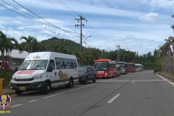 Hàng chục xe ô-tô khách mạo danh “chuyến xe 0 đồng” chở người dân từ các vùng dịch về quê sai quy định tại thị trấn Lăng Cô, tỉnh Thừa Thiên Huế. (Ảnh: Cục Cảnh sát giao thông)