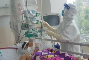Các bác sĩ tại Bệnh viện Hồi sức Covid-19 TP Hồ Chí Minh ngày đêm giành giật sự sống cho người bệnh.