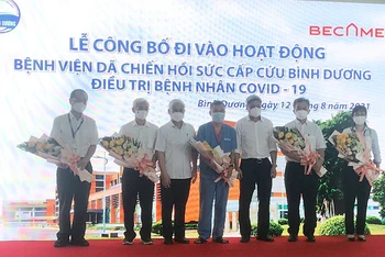 Lãnh đạo tỉnh Bình Dương và Bộ Y tế trao tặng hoa cho lãnh đạo Tổng Công ty Becamex IDC và lãnh đạo Đại học Y Hà Nội.