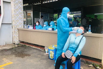 Lấy mẫu xét nghiệm SARS-CoV-2 cho người dân tỉnh Ninh Thuận trước khi hỗ trợ đưa về quê vào ngày 31/7.