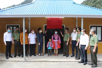 Đại diện lãn đạo Bộ Công an và tỉnh Hoà Bình tại lễ trao tặng nhà cho người nghèo hai xã Hang Kia, Pà Cò.