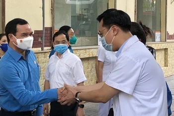 Chủ tịch Tổng LĐLĐ Việt Nam Nguyễn Đình Khang động viên bác sĩ Bệnh viện Hữu nghị Việt Đức lên đường vào hỗ trợ thành phố Hồ Chí Minh chống dịch.