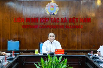 Chủ tịch Liên mnih HTX Nguyễn Ngọc Bảo chủ trì cuộc họp trực tuyến