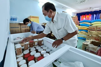 MTTQ tỉnh Cà Mau gom hàng, đóng gói chuẩn bị chuyến hàng thứ tư hỗ trợ cho đồng bào vùng dịch TP Hồ Chí Minh.