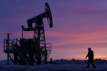 Ảnh tư liệu: Một công nhân tại một mỏ dầu thuộc sở hữu của Công ty dầu mỏ Bashneft, ở Cộng hòa Bashkortostan (Liên bang Nga), ngày 28/1/2015. (Ảnh: Reuters)