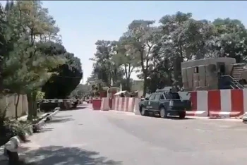 Hình ảnh lối vào trụ sở cảnh sát tại TP Ghazni, Afghanistan, xuất hiện trong video do Taliban công bố, ngày 12/8. (Ảnh: Reuters)