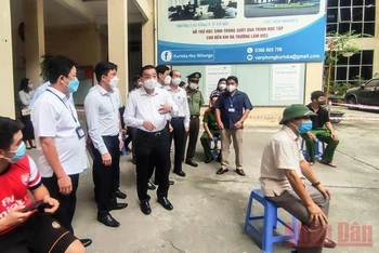 Chủ tịch UBND thành phố Hà Nội kiểm tra công tác lấy mẫu xét nghiệm tại quận Đống Đa. (Ảnh: CÔNG THỌ)
