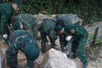 Cán bộ, chiến sĩ Đồn Biên phòng A Pa Chải khắc phục sạt lở trên đường đi mốc 0 - A Pa Chải.