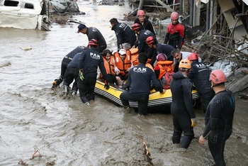 Đội cứu nạn và tìm kiếm sơ tán người dân địa phương tại vùng bị lũ quét ở tỉnh Kastamonu, Thổ Nhĩ Kỳ. (Ảnh: Reuters)