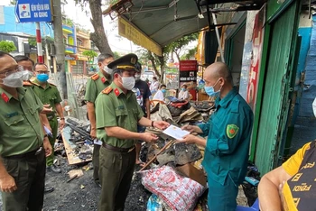 Công an tỉnh An Giang thăm hỏi, hỗ trợ các hộ dân bị cháy nhà.