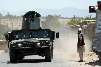Binh sĩ Quân đội quốc gia Afghanistan (ANA) tuần tra khu vực gần chốt kiểm soát tại huyện Alishing, tỉnh Laghman, ngày 8/7. (Ảnh: Reuters)