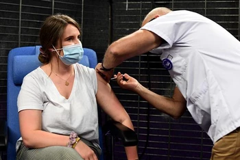 Tiêm vaccine ngừa Covid-19 cho người dân tại Garlan (Pháp). (Ảnh: AFP/TTXVN).