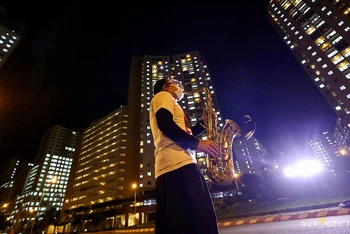 Nghệ sĩ saxophone Trần Mạnh Tuấn biểu diễn bản nhạc "Quê hương". (Ảnh: FB nghệ sĩ)