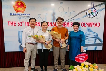 Hai học sinh Nguyễn Lê Thảo Anh, Nguyễn Duy Anh, cùng thầy cô Trường THPT chuyên Hà Nội - Amsterdam