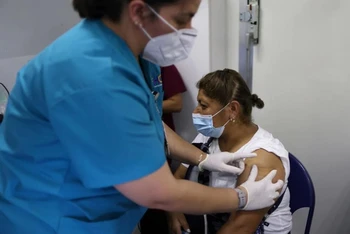 Người dân tiêm vaccine ngừa Covid-19 tại California, Mỹ, ngày 12/8. (Ảnh: Reuters)