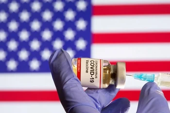 Hàng chục triệu người Mỹ vẫn ngần ngại tiêm vaccine ngừa Covid-19. (Ảnh: Reuters)