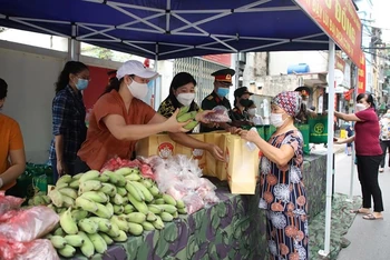 Những món quà thiết thực từ “Chợ 0 đồng” được người dân phấn khởi đón nhận.