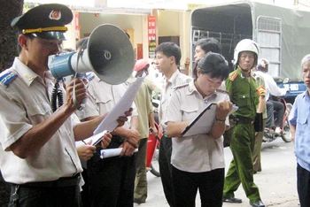 Thi hành án dân sự tại một cơ sở ở Hà Nội. (Ảnh: minh họa)