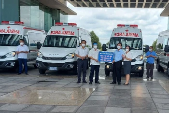 Công ty cổ phần Hưng Thịnh trao 5 xe cứu thương tặng tỉnh Bình Dương.