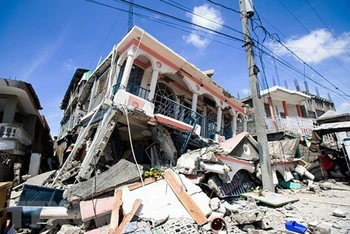 Cảnh đổ nát sau trận động đất tối 14/8 tại Haiti. (Ảnh: UPI/TTXVN)