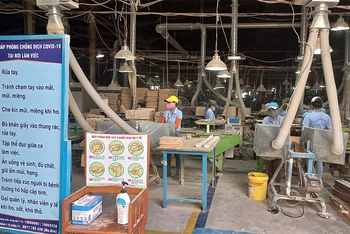 Các doanh nghiệp tại Khu kinh tế Dung Quất (Quảng Ngãi) vừa phòng, chống dịch vừa duy trì hoạt động sản xuất kinh doanh.
