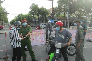 Lực lượng chức năng phường 3, TP Tân An (Long An) tăng cường kiểm soát người dân ra đường khi không có lý do chính đáng.