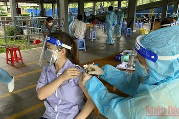 Tiêm vaccine cho công nhân KCX Tân Thuận vào sáng 15/8