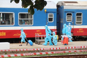 Người dân Quảng Trị xuống tàu tại ga Đông Hà chiều 15/8.