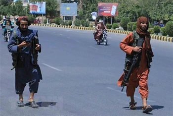 Tay súng Taliban tuần tra trên một đường phố ở Herat, Afghanistan. (Ảnh: AFP/TTXVN)
