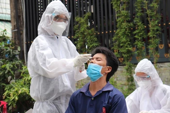 Lấy mẫu xét nghiệm SARS-CoV-2 cho công nhân ở một khu nhà trọ tại TP Biên Hòa (Đồng Nai).