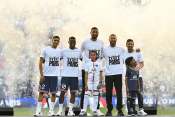 Messi cùng với bốn tân binh khác của PSG ra mắt người hâm mộ trên sân Parc des Princes. (Ảnh: Getty Images)
