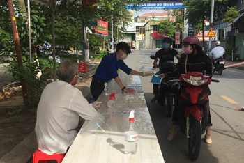 Chốt kiểm soát phường Lê Bình, quận Cái Răng, TP Cần Thơ kiểm tra người dân thực hiện Chỉ thị 16.