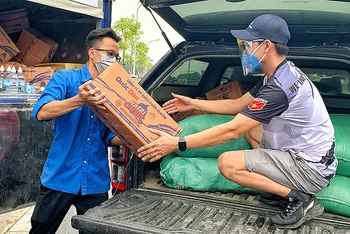Lực lượng tình nguyện vận chuyển hàng hóa hỗ trợ những điểm nóng về dịch bệnh trên địa bàn Thủ đô.