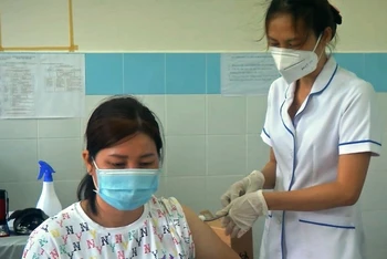 Tiêm vaccine phòng Covid-19 đợt 4 cho người dân Côn Đảo.