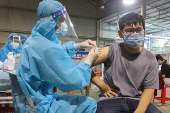 Nhân viên y tế tiêm vaccine ngừa Covid-19 cho người dân TP Hồ Chí Minh. (Ảnh: TTXVN)