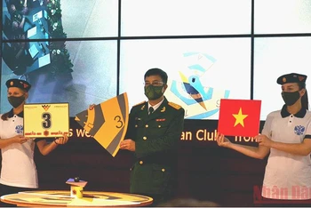 Thượng tá Bùi Yên Tĩnh, Đội trưởng đội tuyển Việt Nam tham gia cuộc thi Kinh tuyến với kết quả bốc thăm. Ảnh: TRỊNH DŨNG