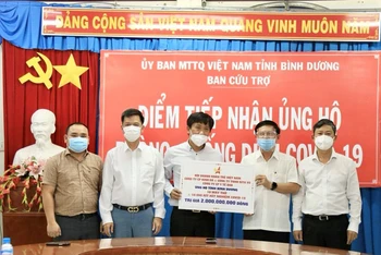 Hội Doanh nhân trẻ Việt Nam trao tặng 10 máy thở và 10.000 kít xét nghiệm cho Quỹ phòng, chống dịch Covid-19 tỉnh Bình Dương. 
